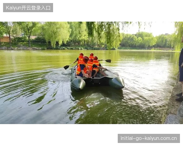 游泳队员在恶劣水况中展现超凡水感